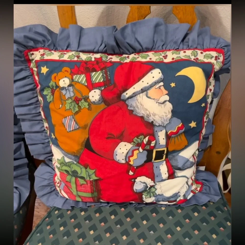 Vintage handmade Susan Winget Santa ruffle pillow set. Set of 2. EUC!